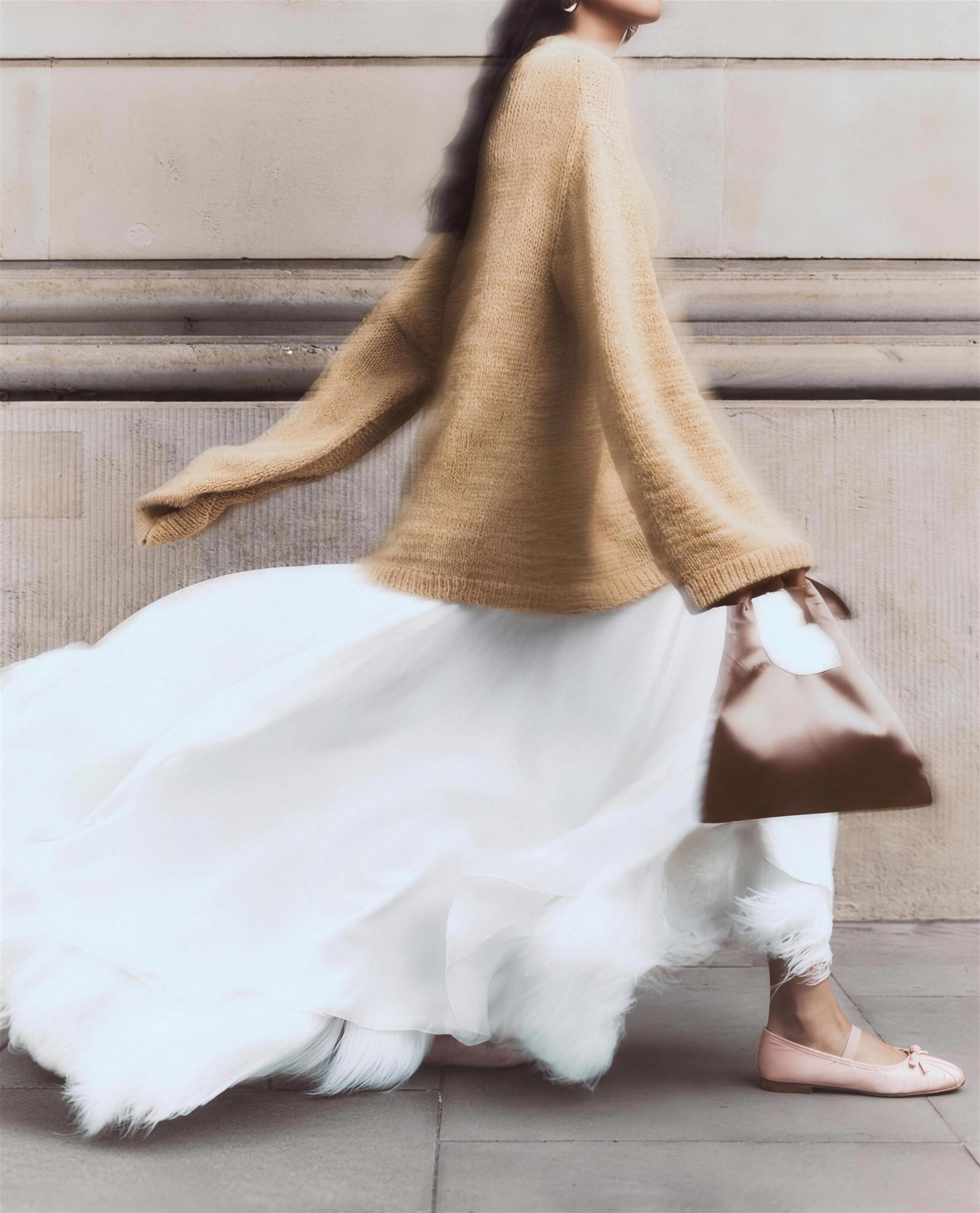 Back to City morning hero mobile - beige ballet flats white skirt