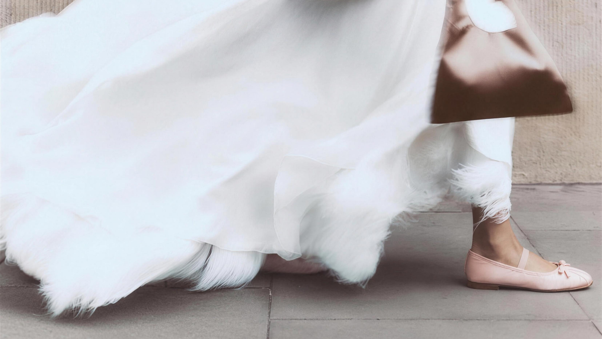 Back to City morning hero - beige ballet flats white skirt
