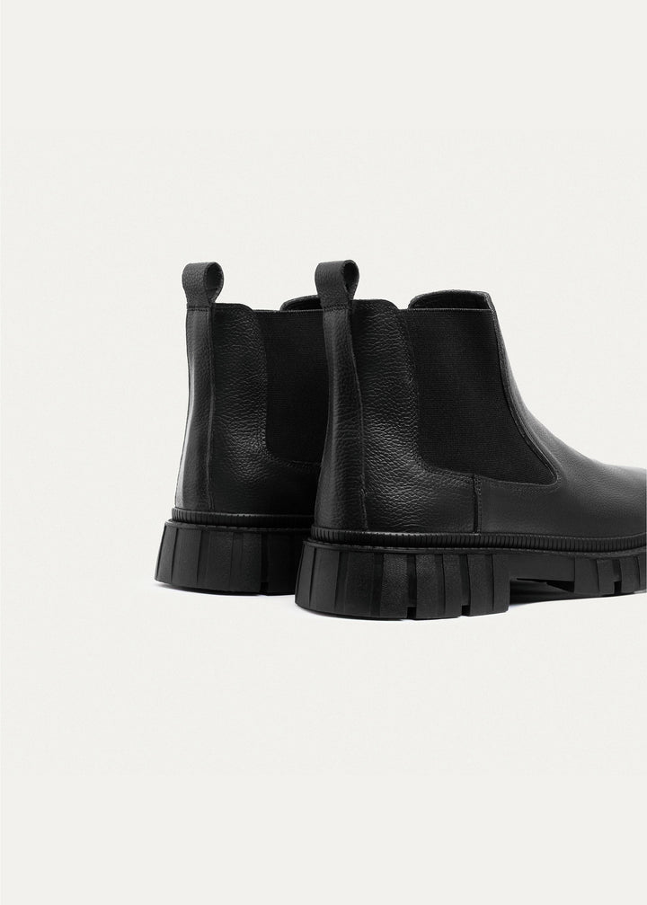 Stride Pebbled Leather Chelsea Boots | Black