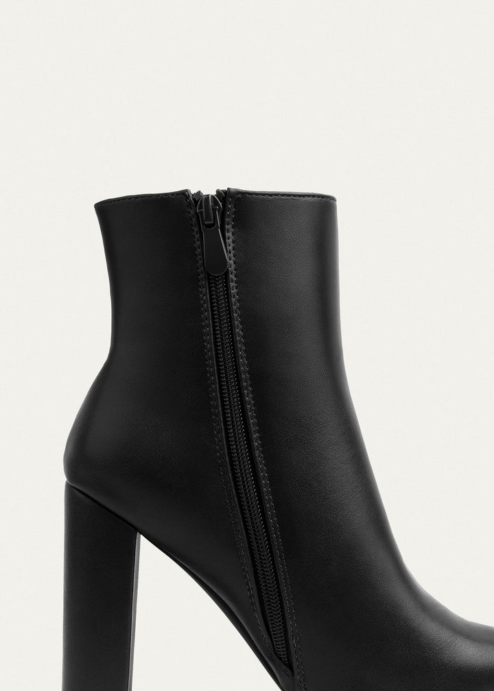 Orion Ringed Heeled Boots | Black