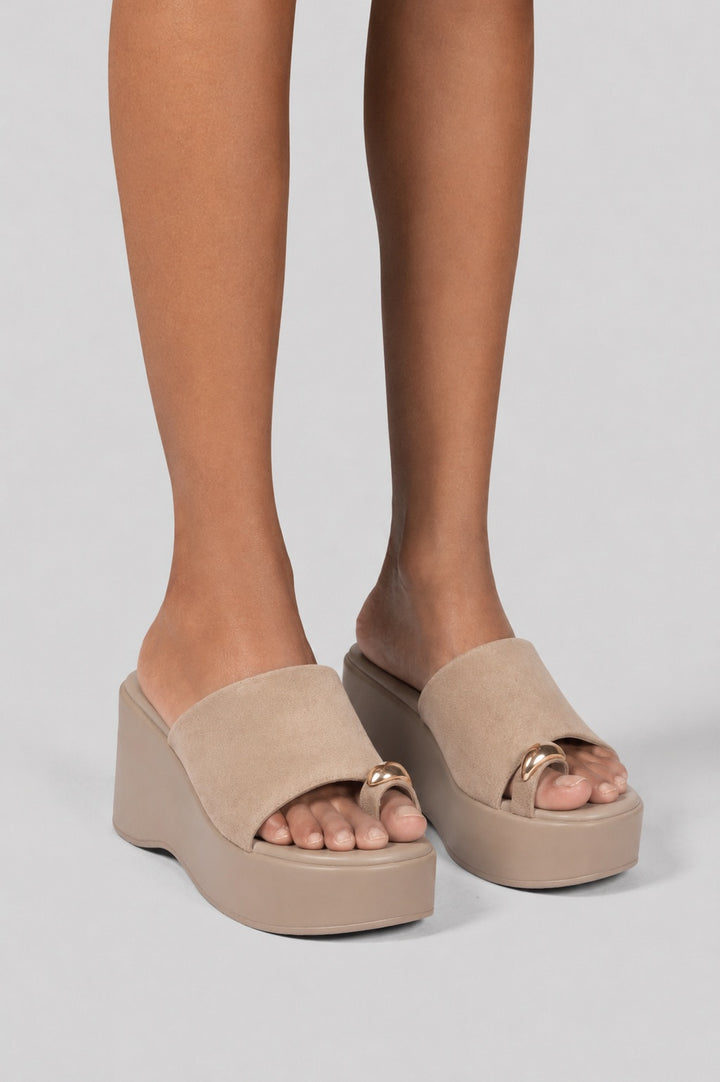 Suede Wedge Gold Toe Ring - Café