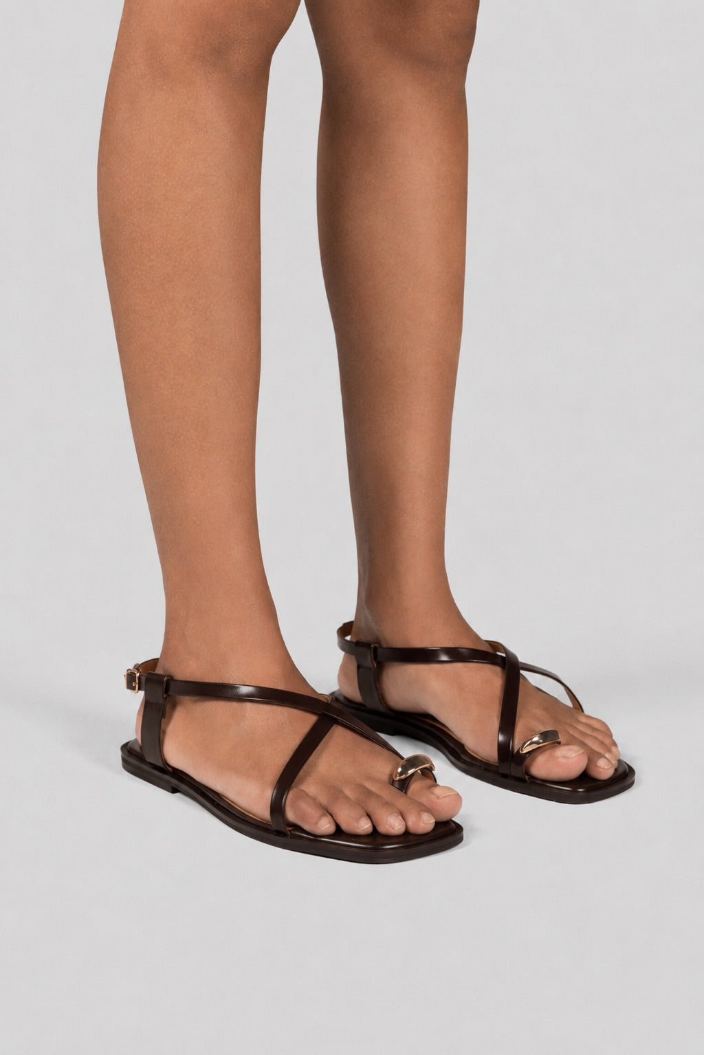 Thong Flat Sandals Gold Ring - Brown
